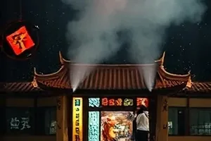 主推悬疑长剧《雾港来信》的港口浓雾与集装箱空镜封面