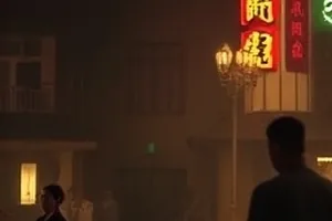 《沉默的邮筒》绿色旧邮筒立在雨中的封面