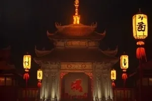 《赛博茶馆》霓虹灯牌映在木桌上的封面